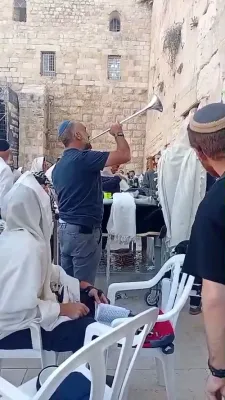 VIDEO: Mispallelim Gather for Selichos at the Kosel Ahead of Rosh Hashanah