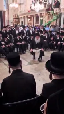 Vizhnitz Chassidim from Elad Singing at Mearas Hamachpelah