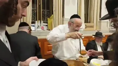 VIDEO: Hot Soup Distributed at Beis HaTanya in Meah Shearim Following the Fast