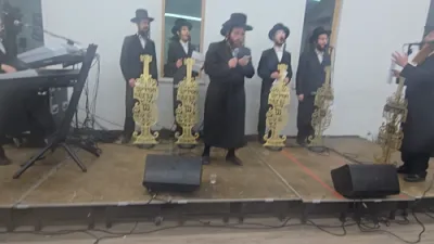 Rabbi Yaakov Shimon Moskowitz B'Nesh"k - With Beautiful Old-Time Grammen - At the Siyum HaZman in Yeshivas Esek HaTorah