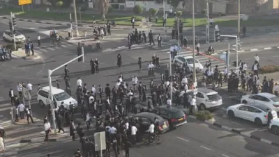 Chareidi Demonstrators Block Roads in Yerushalayim and Near Bnei Brak; Vehicle Strikes Protesters
