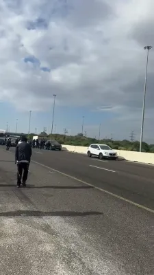 Chareidi Protesters Block Highway 4 Over Arrests of Yeshiva Bochurima