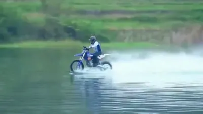 MOTORCYCLE WALKS ON WATER: Chinese Biker Smashes Guinness Record Riding Bike On Water