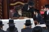 כ"ק אדמו"ר מסאטמאר שליט"א  בתפילת שחרית ולחיים מיט תלמידי ישיבה קטנה מעיין התורה ד'סאטמאר ב"פ