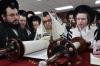 כ"ק אדמו"ר מסאטמאר שליט"א  בתפילת שחרית ולחיים מיט תלמידי ישיבה קטנה מעיין התורה ד'סאטמאר ב"פ