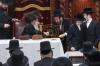 כ"ק אדמו"ר מסאטמאר שליט"א  בתפילת שחרית ולחיים מיט תלמידי ישיבה קטנה מעיין התורה ד'סאטמאר ב"פ