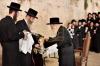 כ"ק אדמו"ר מוויזניץ שליט"א ביים מתפלל זיין ביים כותל המערבי און ביי די ציונים הקדושים אויפ'ן הר הזיתים לרגל די שמחת הבר מצוה פון נכדו 