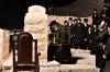 כ"ק אדמו"ר מוויזניץ שליט"א ביים מתפלל זיין ביים כותל המערבי און ביי די ציונים הקדושים אויפ'ן הר הזיתים לרגל די שמחת הבר מצוה פון נכדו 