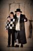 כ"ק אדמו"ר מוויזניץ שליט"א ביים מתפלל זיין ביים כותל המערבי און ביי די ציונים הקדושים אויפ'ן הר הזיתים לרגל די שמחת הבר מצוה פון נכדו 