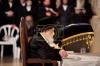 כ"ק אדמו"ר מוויזניץ שליט"א ביים מתפלל זיין ביים כותל המערבי און ביי די ציונים הקדושים אויפ'ן הר הזיתים לרגל די שמחת הבר מצוה פון נכדו 