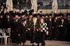 כ"ק אדמו"ר מוויזניץ שליט"א ביים מתפלל זיין ביים כותל המערבי און ביי די ציונים הקדושים אויפ'ן הר הזיתים לרגל די שמחת הבר מצוה פון נכדו 