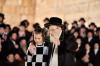 כ"ק אדמו"ר מוויזניץ שליט"א ביים מתפלל זיין ביים כותל המערבי און ביי די ציונים הקדושים אויפ'ן הר הזיתים לרגל די שמחת הבר מצוה פון נכדו 