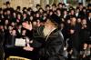 כ"ק אדמו"ר מוויזניץ שליט"א ביים מתפלל זיין ביים כותל המערבי און ביי די ציונים הקדושים אויפ'ן הר הזיתים לרגל די שמחת הבר מצוה פון נכדו 