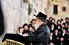 כ"ק אדמו"ר מוויזניץ שליט"א ביים מתפלל זיין ביים כותל המערבי און ביי די ציונים הקדושים אויפ'ן הר הזיתים לרגל די שמחת הבר מצוה פון נכדו 