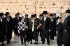 כ"ק אדמו"ר מוויזניץ שליט"א ביים מתפלל זיין ביים כותל המערבי און ביי די ציונים הקדושים אויפ'ן הר הזיתים לרגל די שמחת הבר מצוה פון נכדו 