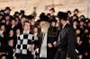 כ"ק אדמו"ר מוויזניץ שליט"א ביים מתפלל זיין ביים כותל המערבי און ביי די ציונים הקדושים אויפ'ן הר הזיתים לרגל די שמחת הבר מצוה פון נכדו 