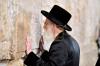 כ"ק אדמו"ר מוויזניץ שליט"א ביים מתפלל זיין ביים כותל המערבי און ביי די ציונים הקדושים אויפ'ן הר הזיתים לרגל די שמחת הבר מצוה פון נכדו 