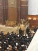 כ"ק אדמו"ר מבעלזא שליט"א ביים דאווענען מעריב אין בית המדרש הגדול ברב עם, צום ערשטן מאל זינט די וויירוס אויסברוך 