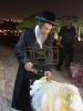 כ"ק אדמו"ר מאונגוואר שליט"א ביים יערליכע הדלקה ביים ציון פון שמואל הנביא 