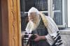 כ"ק אדמו"ר מתו"א שליט"א ביי תפילת שחרית אין די בית הכנסת המקובלים אויפן דאך פונעם ציון הרשב"י 