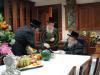 די שמש פון מרכז העולמי ד'בעלזא ר' אהרן קלמן פריעד הי"ו ביים אריינברענגן פירות ערב יו"ט שבועות פאר כ"ק מרן אדמו"ר מבעלזא שליט"א