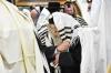 כ"ק אדמו"ר מפינסק קארלין שליט"א  ביי תפילת שחרית אין אתרא קדישא מירון 