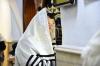 כ"ק אדמו"ר מפינסק קארלין שליט"א  ביי תפילת שחרית אין אתרא קדישא מירון 