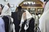 כ"ק אדמו"ר מפינסק קארלין שליט"א  ביי תפילת שחרית אין אתרא קדישא מירון 