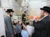 קינדער פון מוסדות סאטמאר אין בית שמש זענען געגאנגען לערנען איבער הפרשת חלה אין די "געשמאק בעקערי"