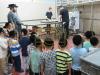 קינדער פון מוסדות סאטמאר אין בית שמש זענען געגאנגען לערנען איבער הפרשת חלה אין די "געשמאק בעקערי"