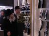 מעמד קביעת מזוזה אין די נייע פראכטפולע מלכות יודעקא געשעפט אין ירושלים בהשתתפות הרה"צ רבי אלימלך בידערמאן שליט"א 