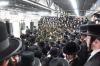כ"ק אדמו"ר מסאטמאר שליט"א איז מתפלל אין אוהל אדמור"י סאטמאר זצ"ל לרגל די שמחת החתונה פון א אייניקל