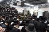 כ"ק אדמו"ר מסאטמאר שליט"א איז מתפלל אין אוהל אדמור"י סאטמאר זצ"ל לרגל די שמחת החתונה פון א אייניקל