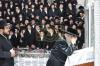 כ"ק אדמו"ר מסאטמאר שליט"א איז מתפלל אין אוהל אדמור"י סאטמאר זצ"ל לרגל די שמחת החתונה פון א אייניקל