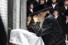 כ"ק אדמו"ר מסאטמאר שליט"א איז מתפלל אין אוהל אדמור"י סאטמאר זצ"ל לרגל די שמחת החתונה פון א אייניקל