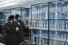 הגה"צ אב"ד בית הילל שליט"א ביים קביעות מזוזה אין די נייע 'ריגעל זילבער' געשעפט אין קרית יואל וחתימת שטר שותפות צום אפקויפן א זכות אינעם נייעם בנין פון ישיבה בית הילל אין מאנסי