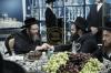 Main image for הגה"צ אב"ד בית הילל שליט"א ביים קביעות מזוזה אין די נייע 'ריגעל זילבער' געשעפט אין קרית יואל וחתימת שטר שותפות צום אפקויפן א זכות אינעם נייעם בנין פון ישיבה בית הילל אין מאנסי