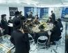הגה"צ אב"ד בית הילל שליט"א ביים קביעות מזוזה אין די נייע 'ריגעל זילבער' געשעפט אין קרית יואל וחתימת שטר שותפות צום אפקויפן א זכות אינעם נייעם בנין פון ישיבה בית הילל אין מאנסי