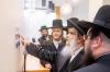 כ"ק אדמו"ר מסאטמאר שליט"א בקביעת מזוזה אין די ניי-פארגרעסערטע "גדר" פילטערינג הויפקואורטיר אין ב"פ