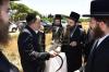 אדמורי"ם ורבנים ביי קצירת חיטים לקראת יו"ט פסח תשפ"א אין די בעקעריי פון טיב המצות 