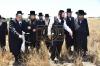 אדמורי"ם ורבנים ביי קצירת חיטים לקראת יו"ט פסח תשפ"א אין די בעקעריי פון טיב המצות 