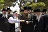 אדמורי"ם ורבנים ביי קצירת חיטים לקראת יו"ט פסח תשפ"א אין די בעקעריי פון טיב המצות 