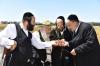 אדמורי"ם ורבנים ביי קצירת חיטים לקראת יו"ט פסח תשפ"א אין די בעקעריי פון טיב המצות 