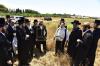 אדמורי"ם ורבנים ביי קצירת חיטים לקראת יו"ט פסח תשפ"א אין די בעקעריי פון טיב המצות 