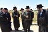 אדמורי"ם ורבנים ביי קצירת חיטים לקראת יו"ט פסח תשפ"א אין די בעקעריי פון טיב המצות 
