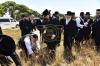 אדמורי"ם ורבנים ביי קצירת חיטים לקראת יו"ט פסח תשפ"א אין די בעקעריי פון טיב המצות 