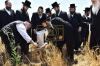 אדמורי"ם ורבנים ביי קצירת חיטים לקראת יו"ט פסח תשפ"א אין די בעקעריי פון טיב המצות 