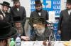 Main image for כ"ק אדמו"ר מסאטמאר שליט"א ביי קביעות מזוזה אין די נייע גדר לאקאל אין מאנסי