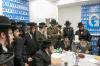 כ"ק אדמו"ר מסאטמאר שליט"א ביי קביעות מזוזה אין די נייע גדר לאקאל אין מאנסי