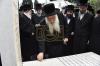 הקמת המציבה אויפ'ן קבר פון הרבנית מוואסלוי ע"ה